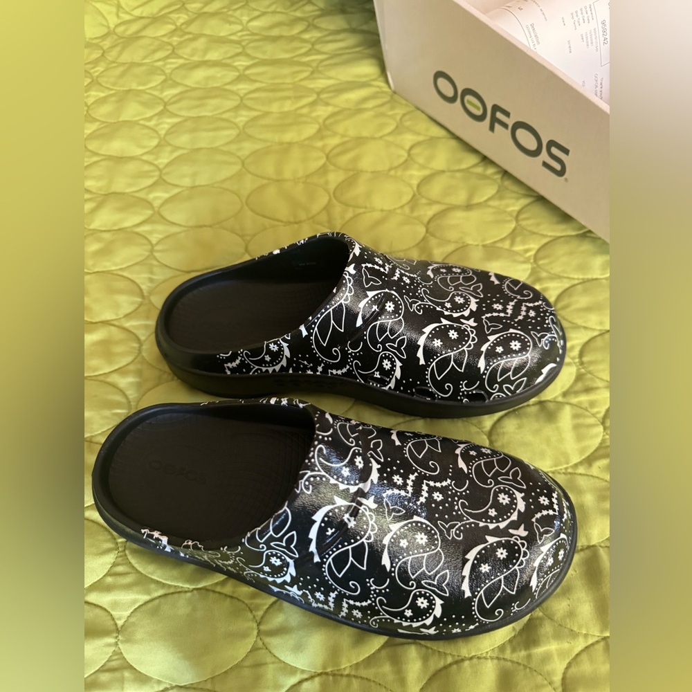 OOFOS Ooclog Limited Edition Black and White Bandana Clogs - size 7 New in box
